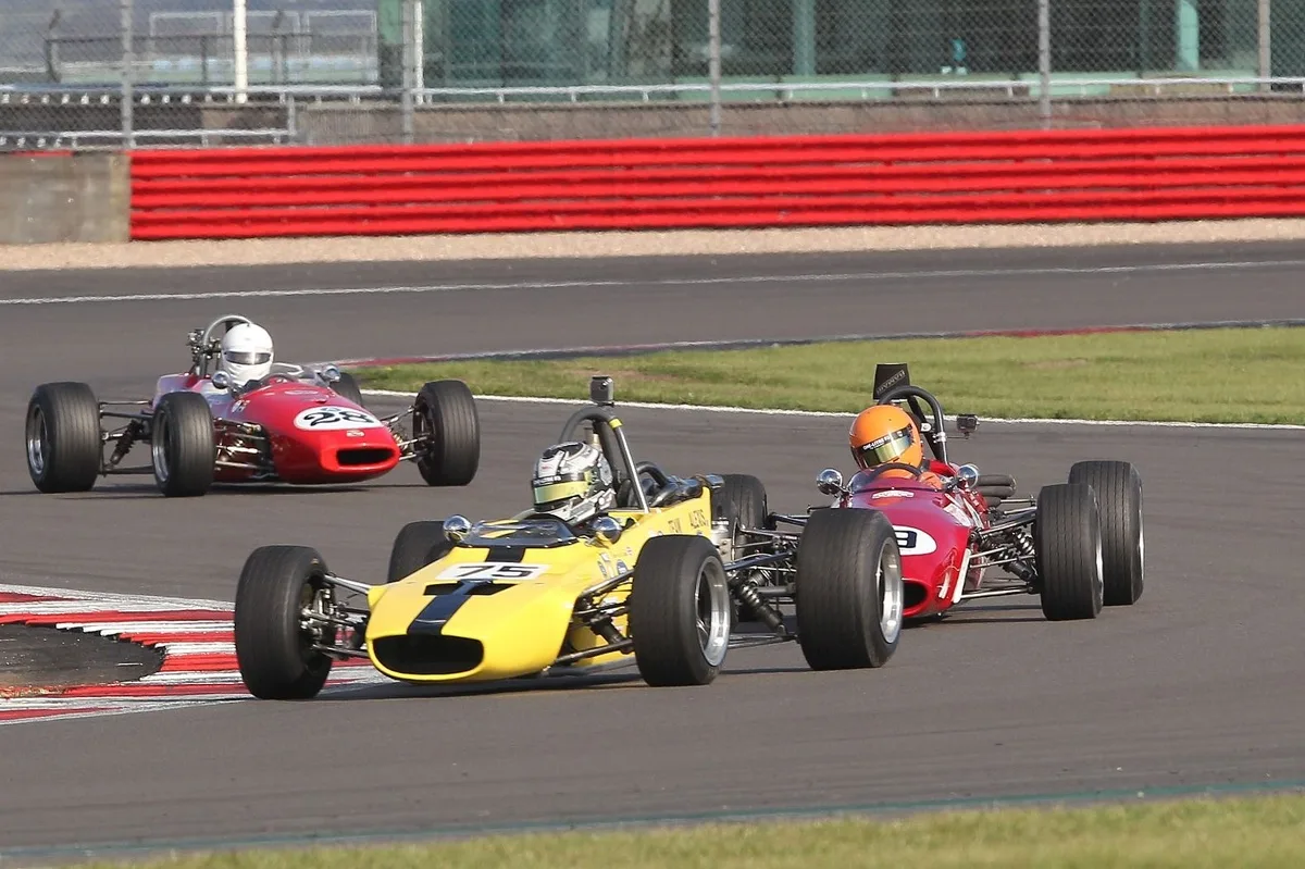 Competencia histórica en Silverstone: pilotos desafían circuito emblemático